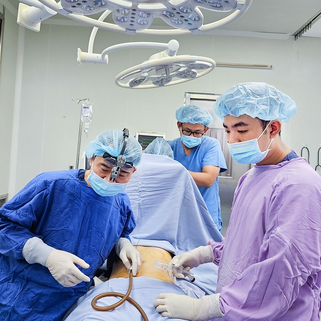 Tiến hành phẫu thuật bằng công nghệ giảm mỡ Lipo 360