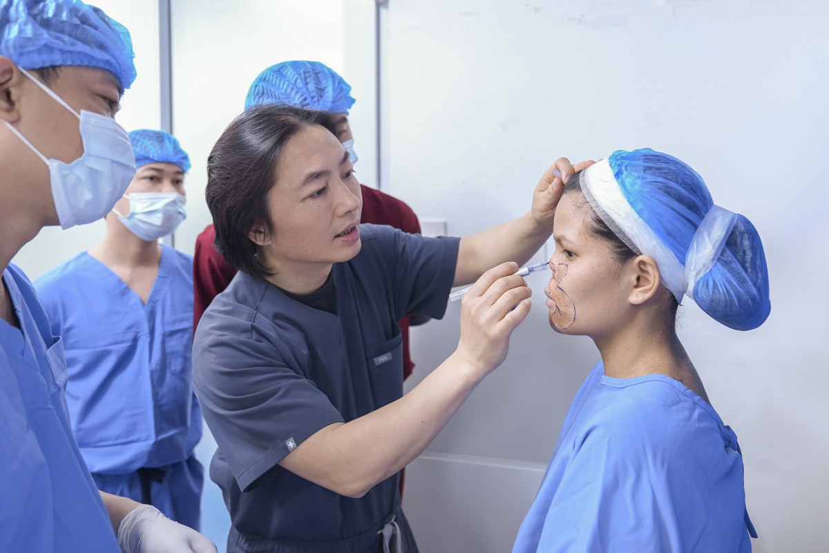 BS Richard Huy từng thực hiện nhiều ca phẫu thuật khó