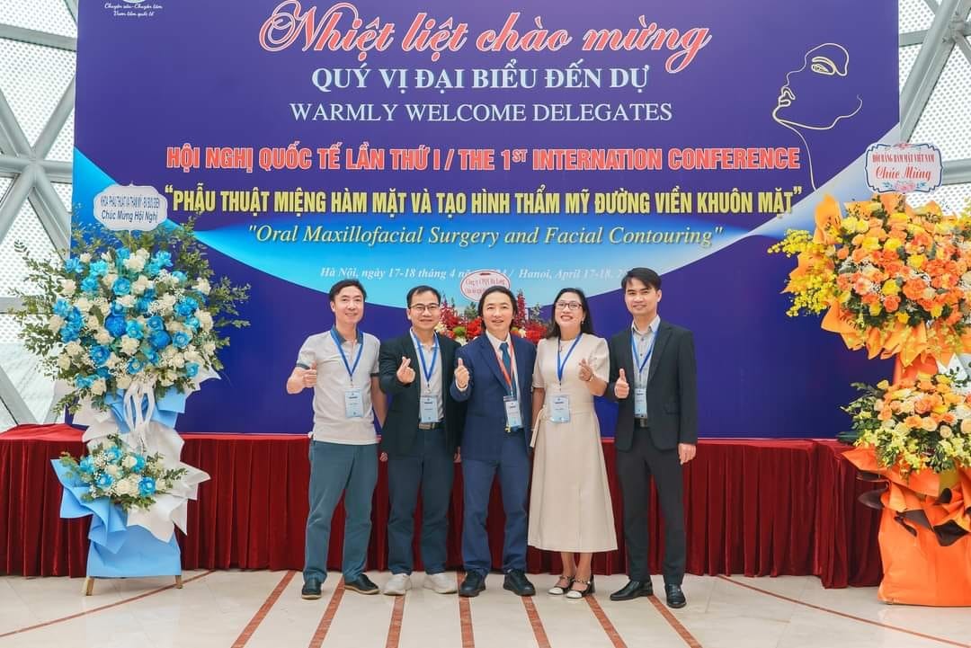 BS Victor Vũ (góc trái) thường xuyên tham gia hội thảo