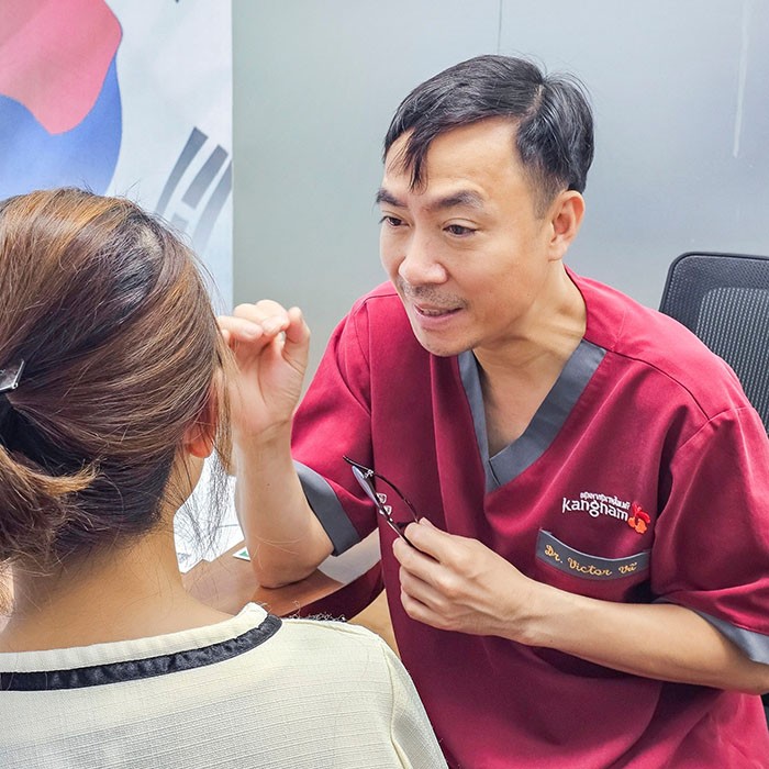 Bác sĩ tỉ mỉ và tận tình với mỗi khách hàng