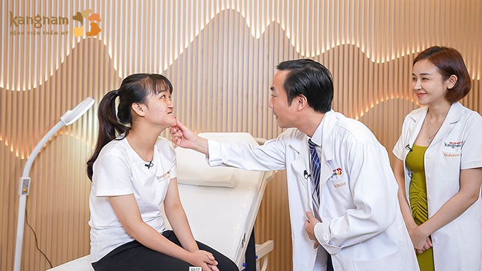 Các bác sĩ trong ekip Hành Trình Lột Xác thăm khám cho thí sinh