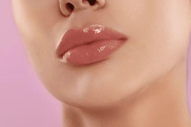 Trang điểm tạo hiệu ứng môi đầy đặn