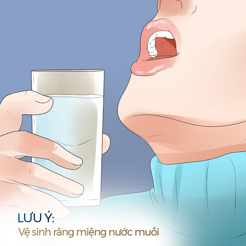 Vệ sinh răng miệng sạch sẽ bằng nước muối sinh lý