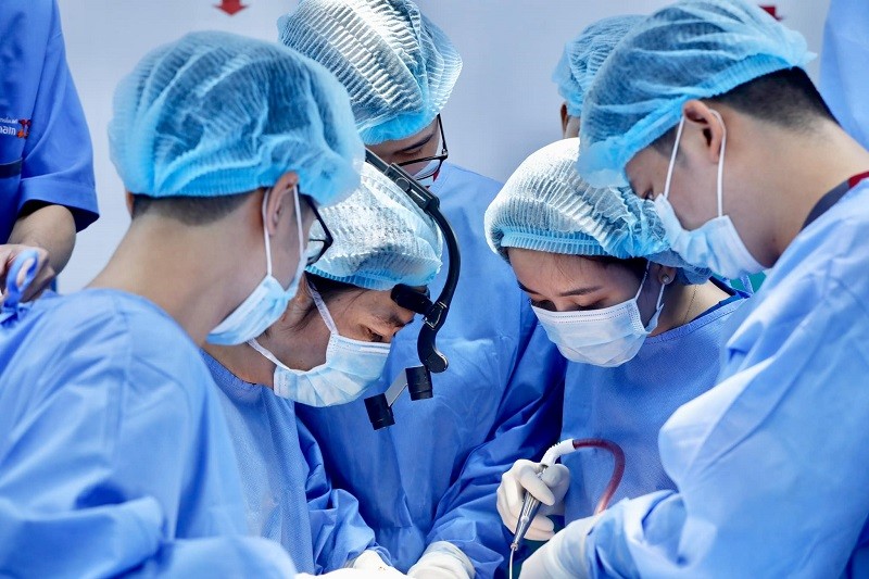 Tiến hành phẫu thuật trong phòng vô khuẩn