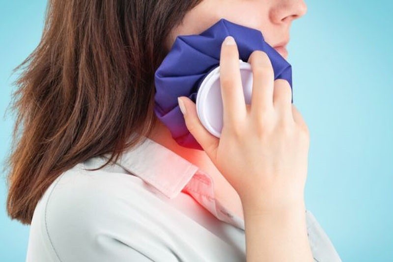 Nên chườm lạnh để giảm sưng tấy