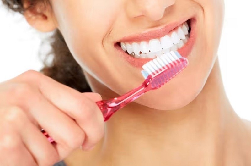 Cần vệ sinh răng miệng sạch sẽ bằng nước muối sinh lý