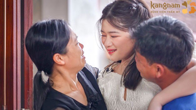 Thu Hường đoàn tụ với cha mẹ sau chương trình
