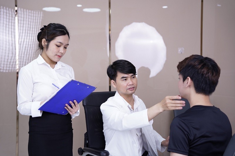 Bác sĩ thăm khám để đánh giá tình trạng của khách hàng
