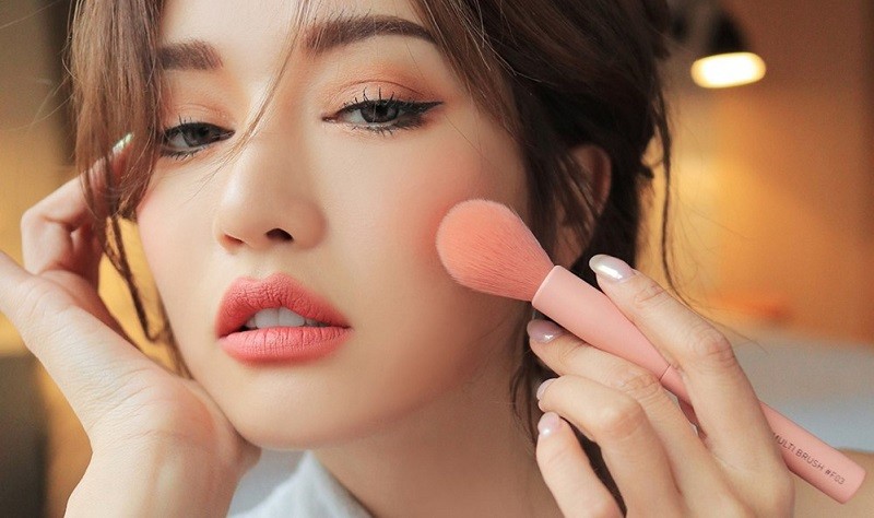 Tránh trang điểm quá sớm khi vết thương còn sưng tấy