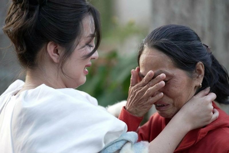 Kim Phượng (thí sinh mùa 6) gặp lại mẹ