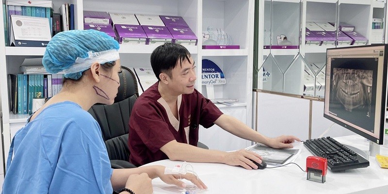 Bác sĩ thăm khám và khách hàng được xem trước kết quả thực hiện bằng công nghệ hiện đại