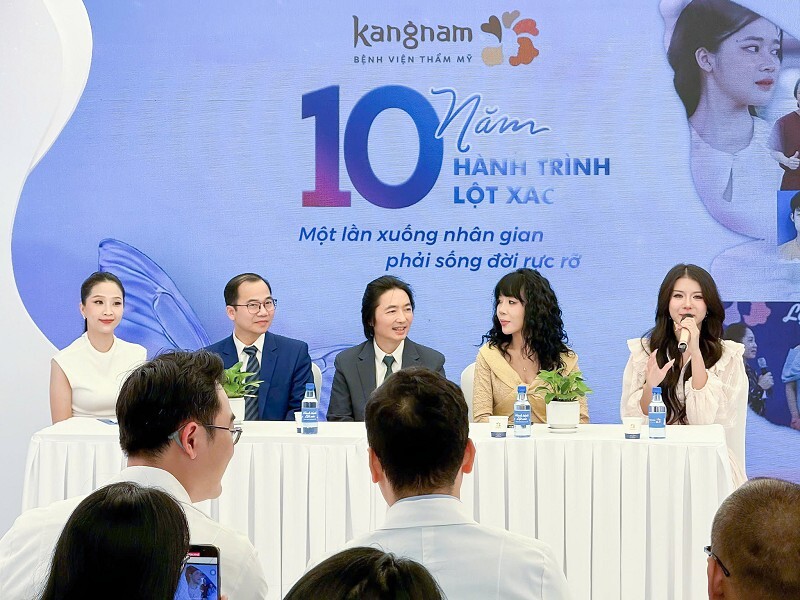 Ban giám khảo trong buổi họp báo casting offline