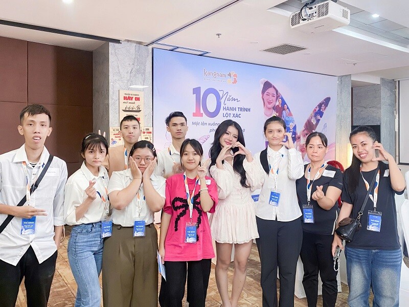 Các thí sinh chụp ảnh cùng hot tiktoker Xuân Ca