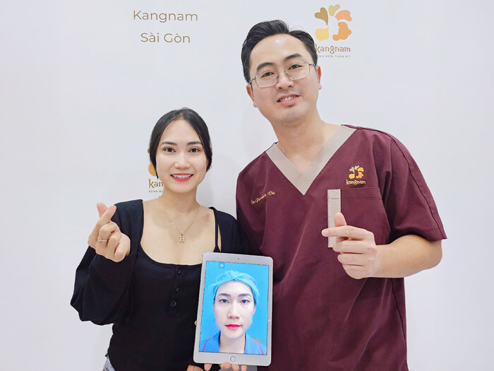 Bác sĩ Frankie Vũ chụp ảnh tái khám cùng khách hàng