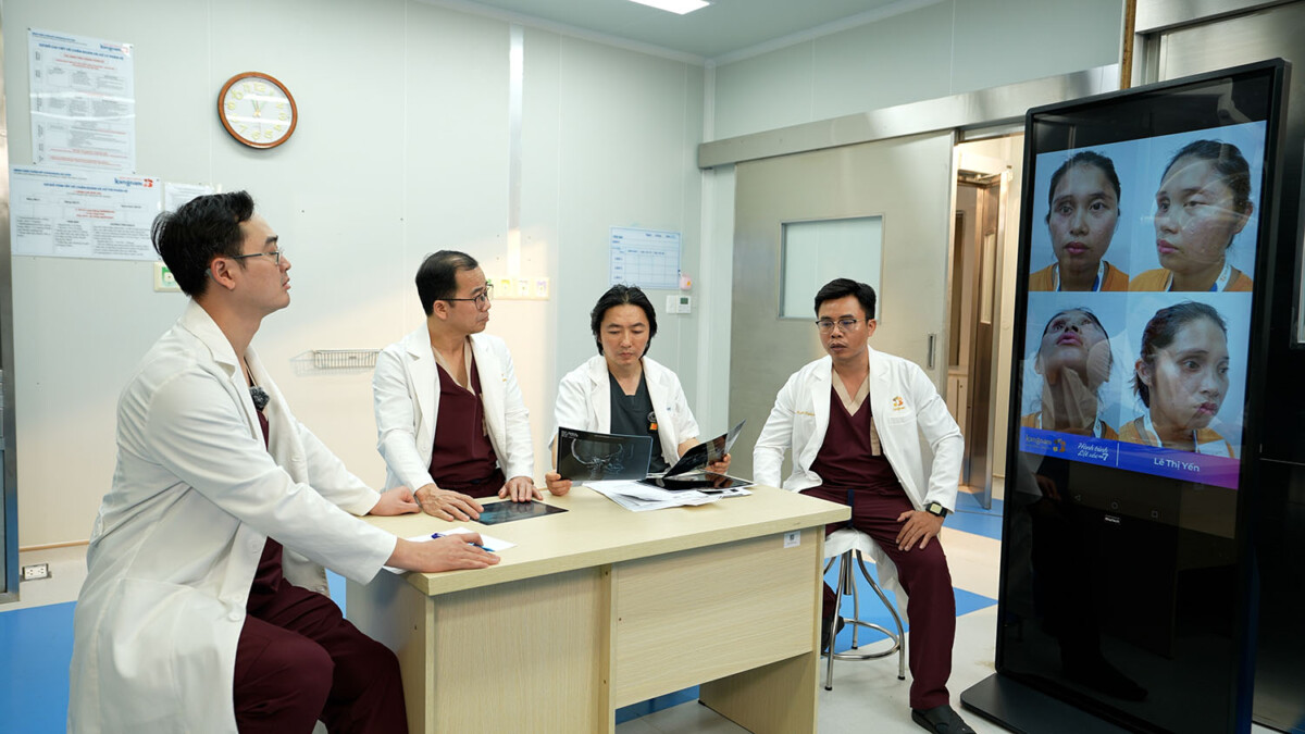 bác sĩ hội chẩn trước phẫu thuật cho lê yến