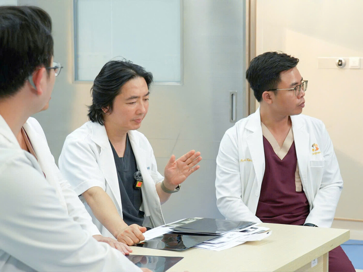 Tiến sĩ, Bác sĩ Richard Huy – Giám đốc chuyên môn Bệnh viện Thẩm mỹ Kangnam đang nhận định trường hợp của yến