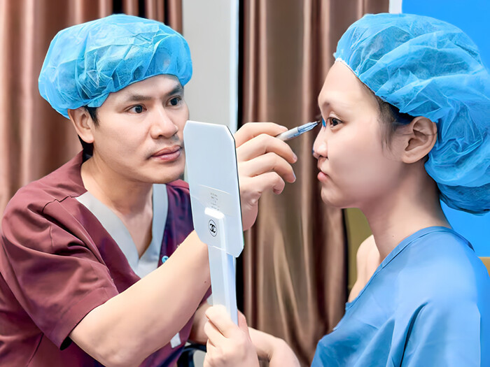 Bác sĩ Lucas Hoàng thăm khám kỹ cho khách hàng